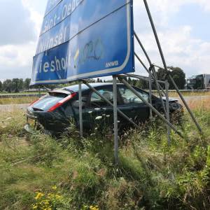 Bestuurder parkeert auto in wegbewijzeringsbord op A50 bij Sint-Oedenrode