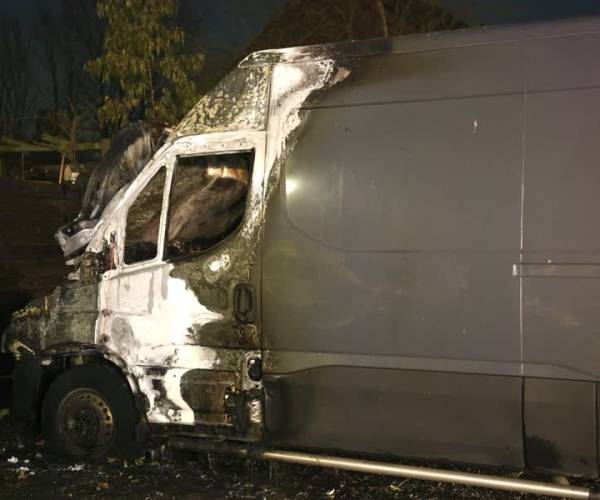 Cabine geparkeerde bestelbus in Schijndel volledig uitgebrand