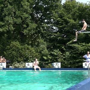 Warme zomerdag lokt jeugd naar speeltuin en zwembad (video)