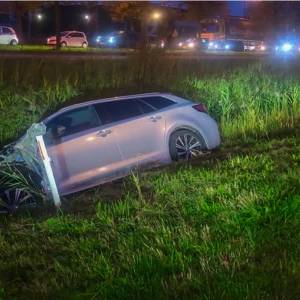 Auto in sloot na botsing op Corridor Veghel