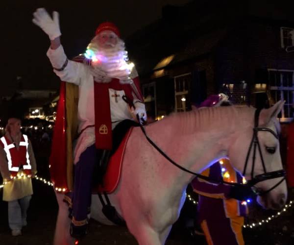 Sfeervolle en drukbezochte lichtjes intocht Sinterklaas in Schijndel (video)