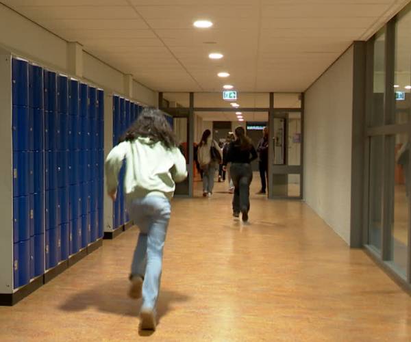 Leerlingen Fioretti College rennen door het schoolgebouw voor het goede doel (video)