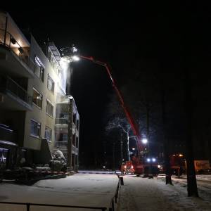 Brandweer zet hoogwerker in bij sneeuwruimen