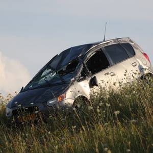 Auto over de kop op A50