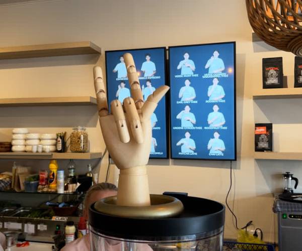 Nieuwe koffiezaak in Schijndel draait om gebarentaal (video)