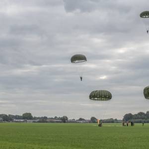 Parachutisten herdenken luchtlanding