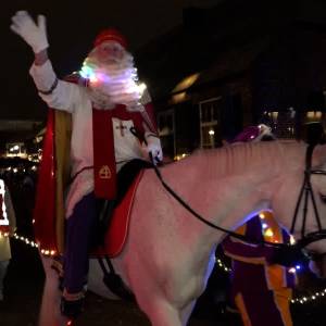 Sfeervolle en drukbezochte lichtjes intocht Sinterklaas in Schijndel (video)