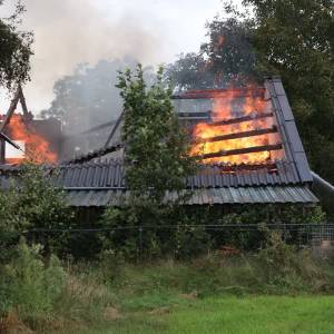 Brand verwoest schuur aan de Struikheide