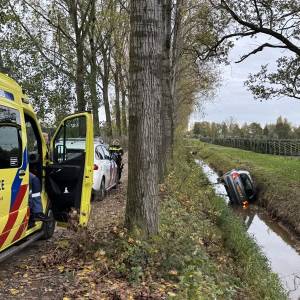 Auto “spelenderwijs” in sloot