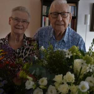 Bloemen van de koning voor Fien en Jo Raaijmakers