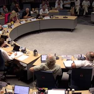 Gemeenteraad emotioneel en eensgezind over Gaza, maar statement blijft uit (video)