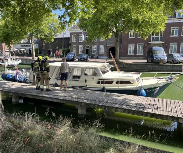 Brandweer rukt uit voor lekke accu in jachthaven Veghel