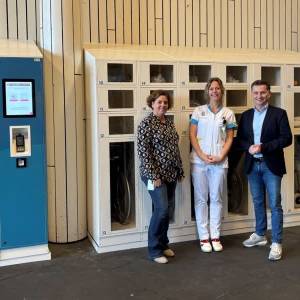 Rolstoel of borstkolf uit hulpmiddelenautomaat bij ziekenhuis Bernhoven