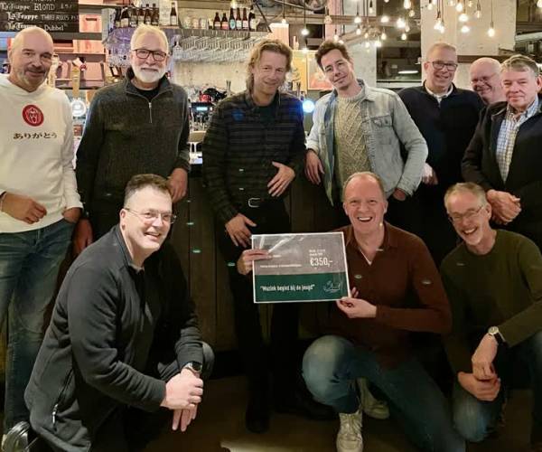 Cheque van Bunderrock voor Pop & Co Bandcoaching