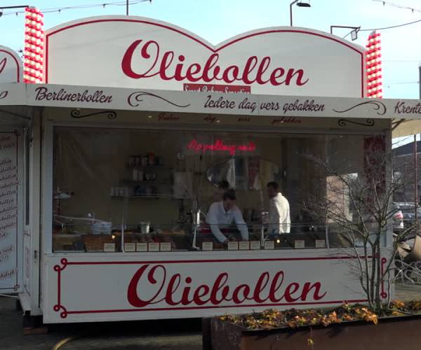 Oliebollenkraam op de Noordkade mag toch blijven staan (video)