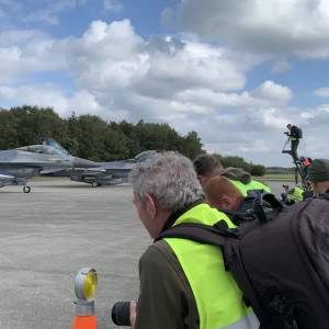 200 vliegtuigspotters krijgen voor de allerlaatste keer F-16 voor de lens (video)