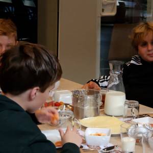 Leerlingen groep 8 basisschool Eerschot ontbijten met de burgemeester (video)