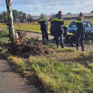 Auto crasht tegen boom op Kraanmeer in Erp