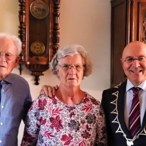 Burgemeester feliciteert Diamanten bruidspaar Van der Zanden-Bechtold