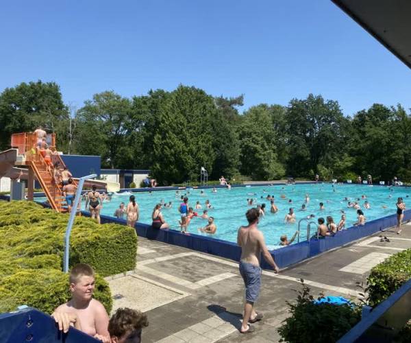 Buitenbad Veghel slachtoffer van vandalisme: zwembad dicht door witte verf (video)