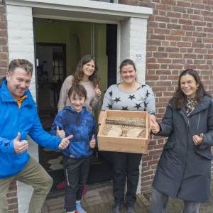 Aniek en Lotte winnen bijenhotel voor bloemenfoto