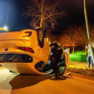 Auto belandt ondersteboven na aanrijding tegen lantaarnpaal