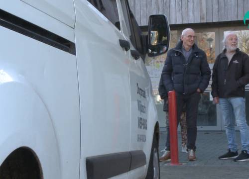 Dorpsraad haalt geld op voor nieuwe bus (video)