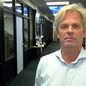 Bob Hutten wil publiek debat over gebruik mobieltjes in Tweede Kamer (video)