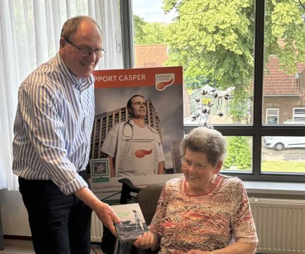 Bewoners Laverhof ontvangen dvd ‘Boerensymphonie’ van Wim van Lankveld