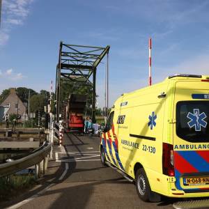 Fietser overleden op brug na aanrijding vrachtwagen