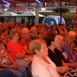 Altaar tussen de botsauto’s: Kerkdienst op kermis in Erp (video)