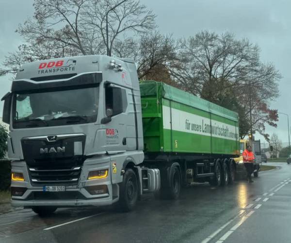 Vrachtwagen ramt stoplicht