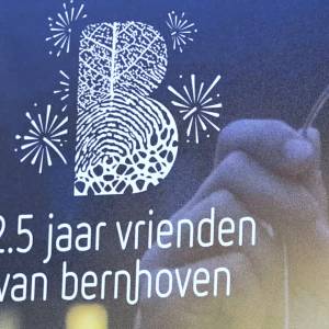 Vrienden van Bernhoven viert jubileum met feestelijke lichtjeswandeling (video)