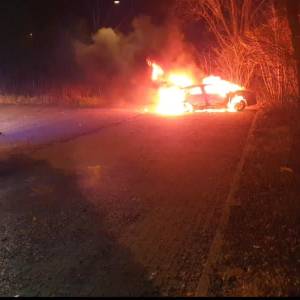 Auto volledig uitgebrand op sportpark PWA Veghel