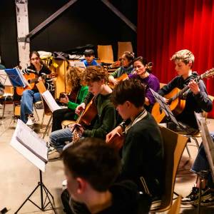 Phoenix Cultuur start gitaarorkest, treden op bij Fabriek Magnifique