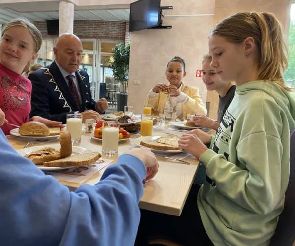 'Burgemeestersontbijt' met 2 burgemeesters en 28 kinderen