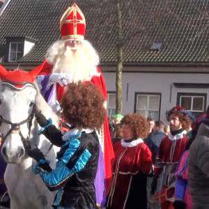 Sinterklaas en zijn Pieten krijgen een warm welkom in Sint-Oedenrode (video)