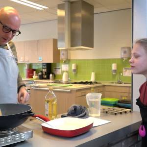 Kok geeft Veghelse leerlingen kijkje in de keuken (video)
