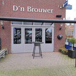 Café D’n Brouwer schenkt Mariaheide AED in het teken van jubileumjaar