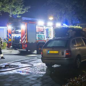 Buurtbewoners blussen autobrand