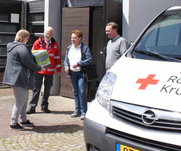 Eerste Hulppakket Rode Kruis Voor Alleenstaande Moeder In Rooi | Omroep ...