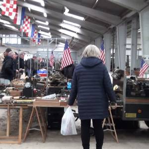 Bijzondere ruilbeurs ‘oorlogsspullen’ trekt veel bezoekers (video)