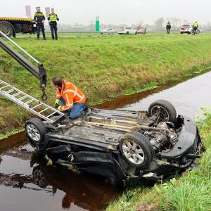 Auto op de kop in sloot langs A50