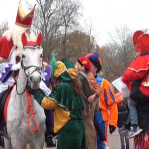 De Sint kreeg een warm welkom in Sint Oedenrode (VIDEO)