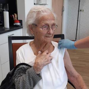 Eindelijk prik voor 102-jarige mevrouw Van Beek uit Sint-Oedenrode