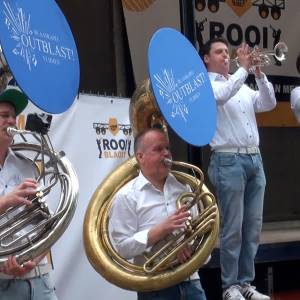 Blaaskapellen ‘Rooi Blaost’ zorgen voor feeststemming op Rooise markt (video)