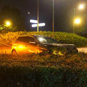 Auto belandt in heg op rotonde Eerdsebaan