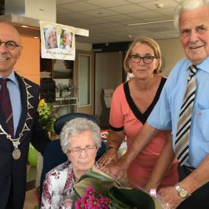 Twee en een half jaar wachten beloond met briljant: Piet van Oorschot en Sjaan Strik 65 jaar getrouwd.