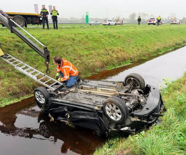 Auto op de kop in sloot langs A50