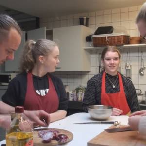 Leerlingen Elde College koken voor ouderen Nijnsel (video)